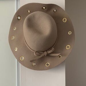 TIRABASSO Italian Wool Hat – Tan with Gold Eyelets